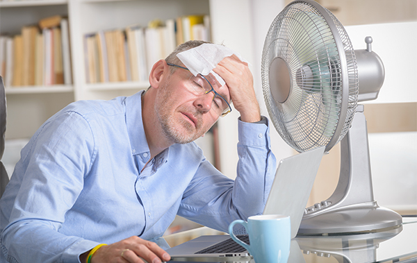 Mann vor Ventilator